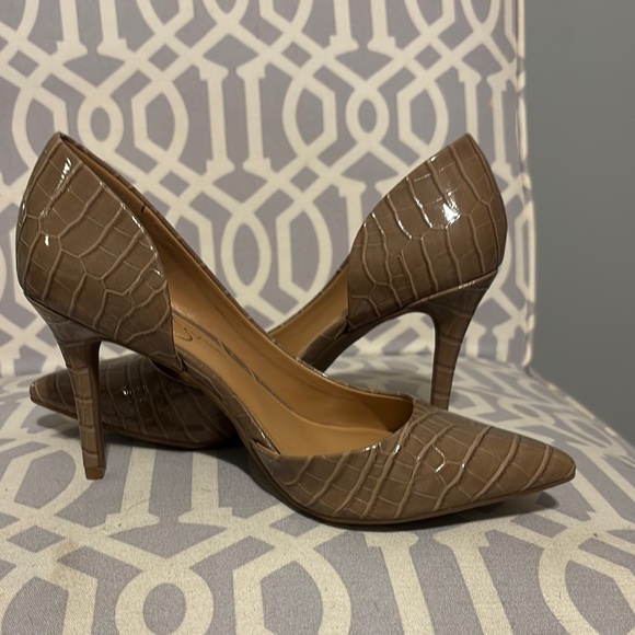 Jessica Simpson Elegant Brown Croc-Embossed Heels - Picture 1 of 3